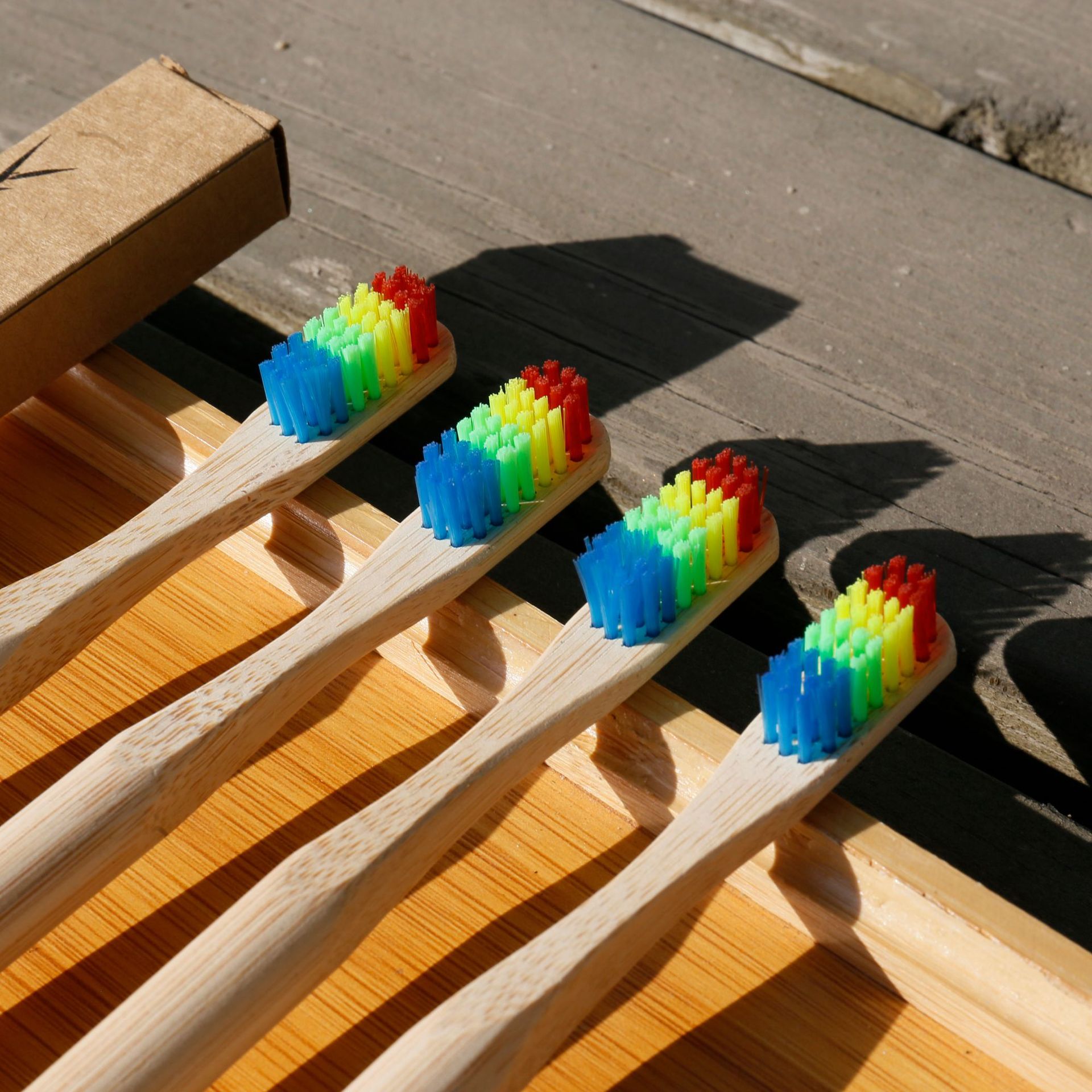 彩虹圆柄牙刷竹子牙刷尼龙毛彩色圆柱牙刷本色圆柄彩虹毛竹木牙刷