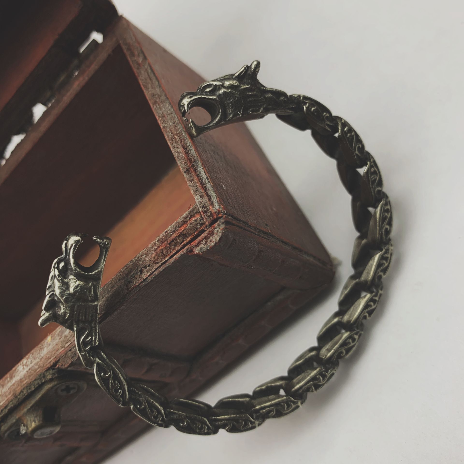 狼头黄铜c型手镯白铜男士手镯做旧苗银狼手镯摆地摊货源供速卖通