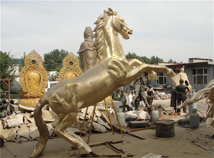 群马飞奔雕塑.jpg