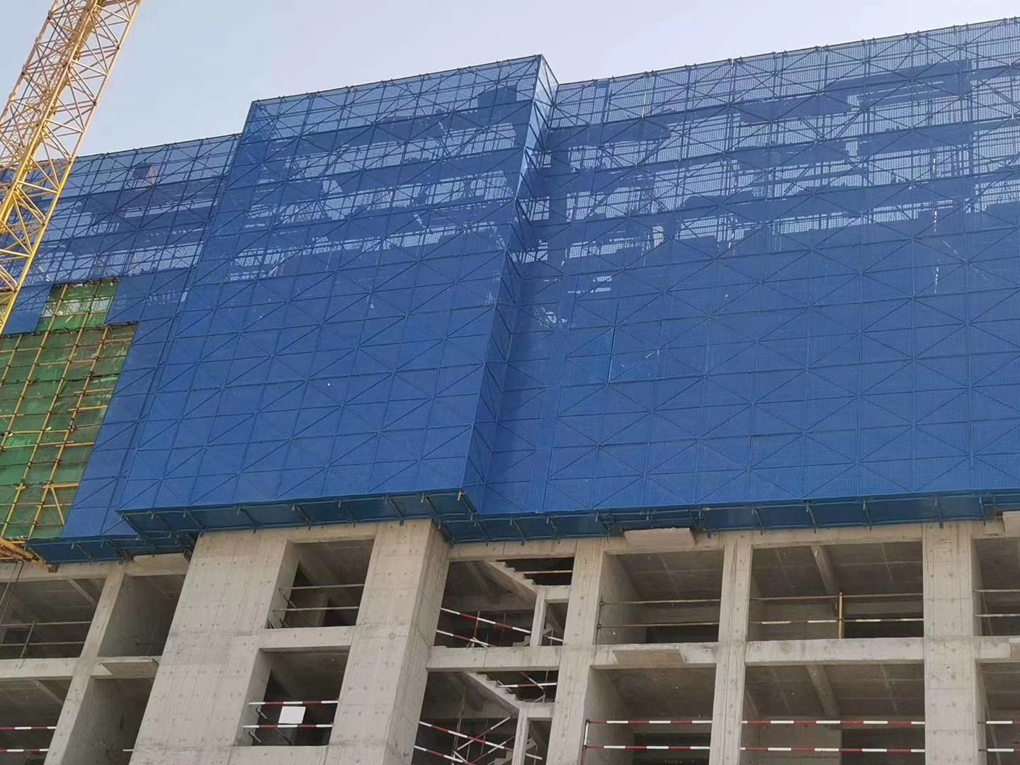 镀锌爬架网 喷塑冲孔金属安全网片 外架脚手架防护网 厂家直销