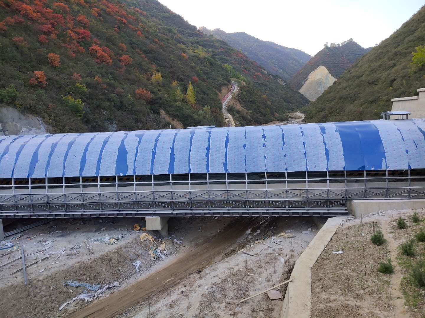 5mm蓝色耐力板蓝色聚碳酸酯板高速隧道减光棚遮阳棚厂家施工方案