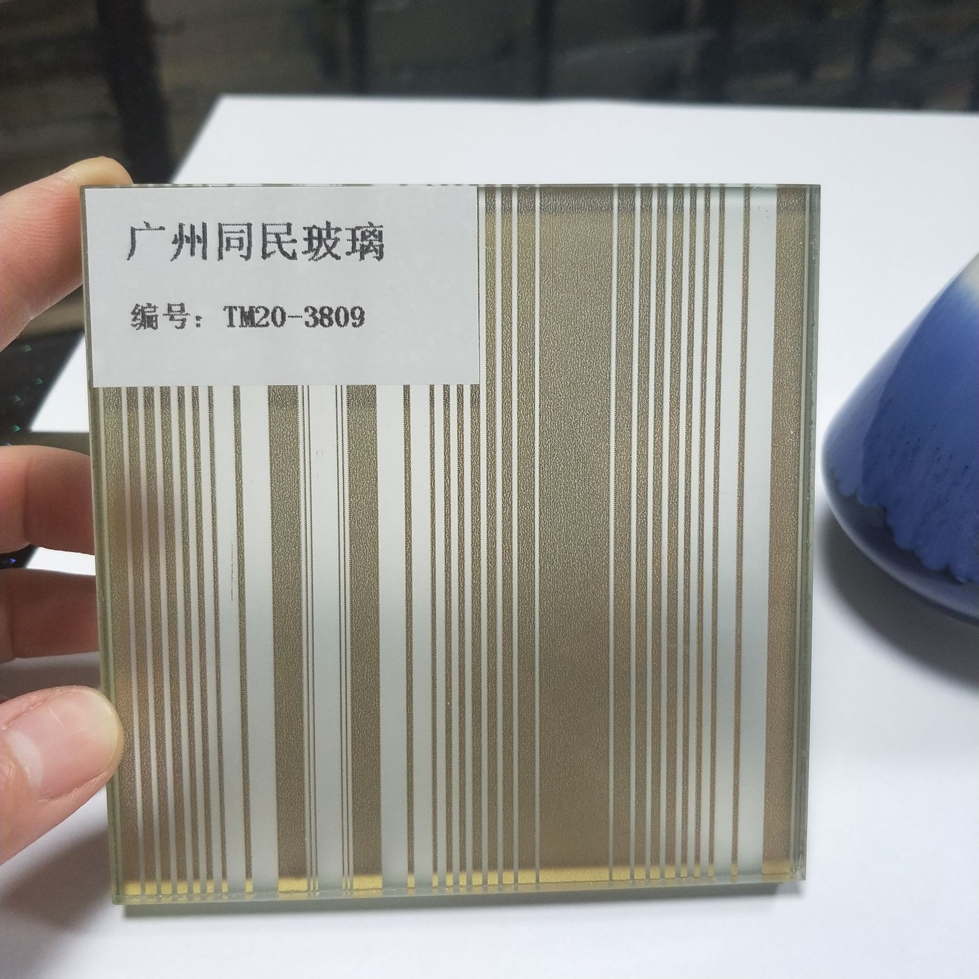 耐热度高·夹丝玻璃即使碎裂,碎片也会被粘在薄膜上,破碎的玻璃表面仍