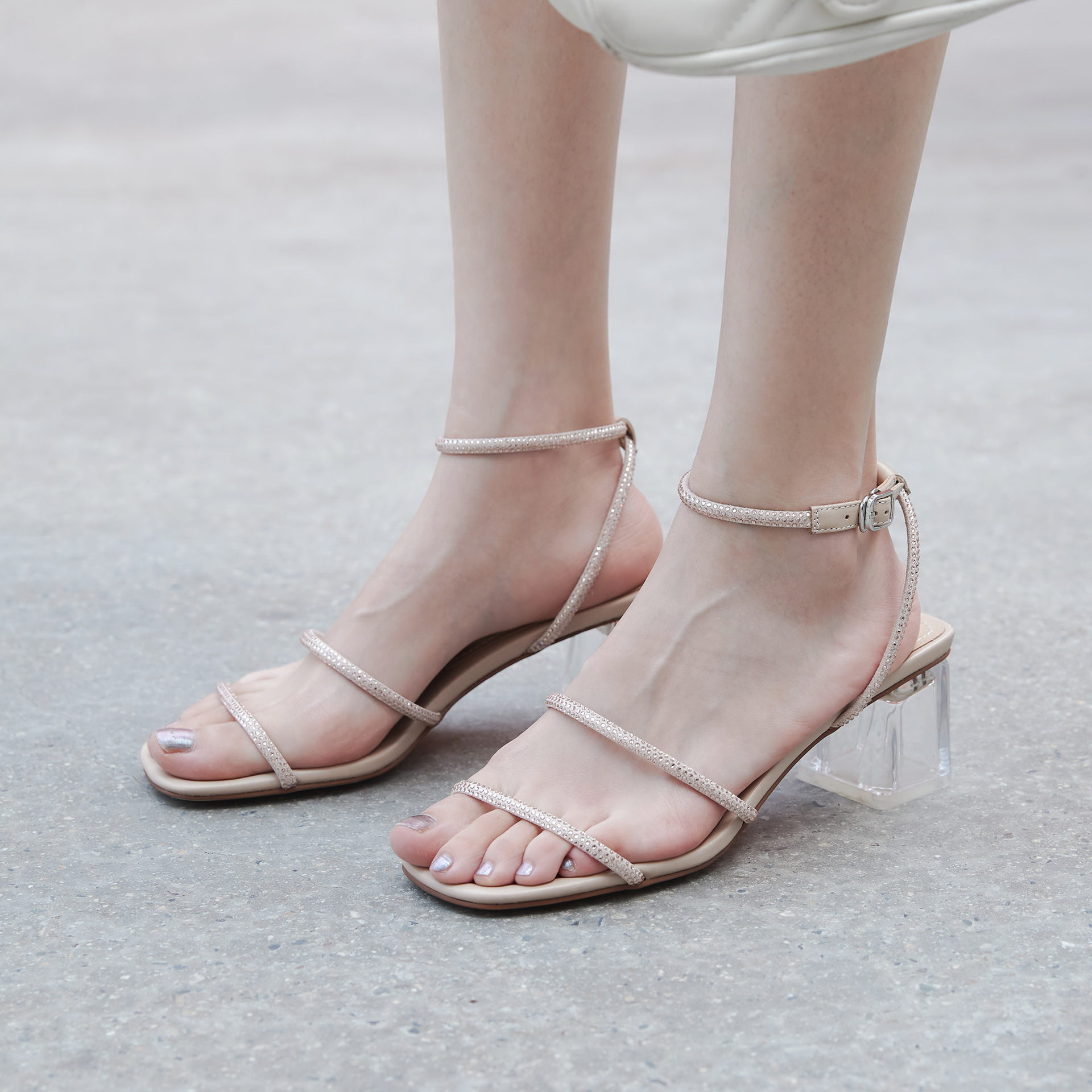 2020年夏季新款凉鞋女露趾水晶跟罗马一字式扣带韩版细带水钻高跟
