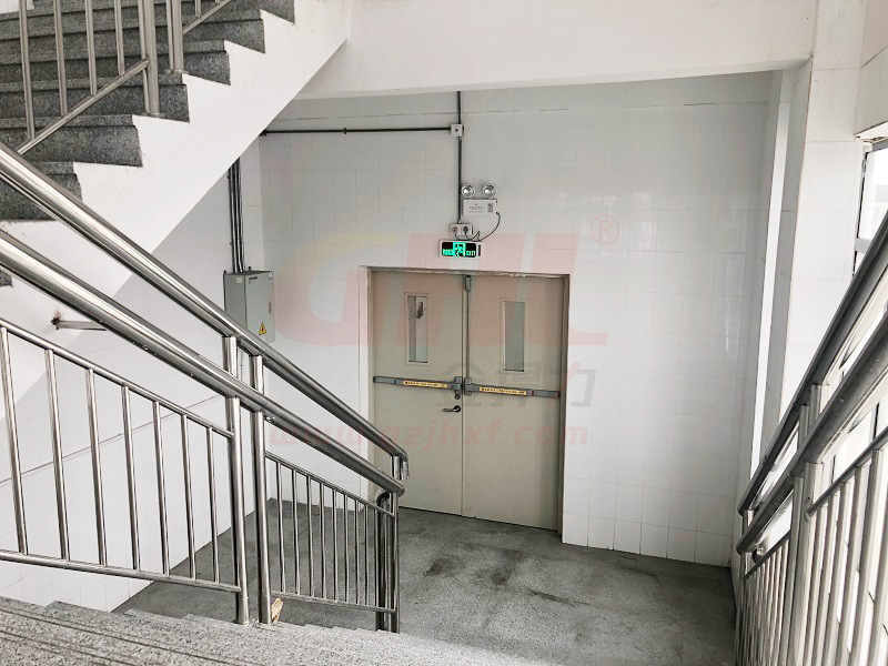 安全出口防火门如要保持常闭,可以锁闭但不能锁死,更不能上私锁,必须