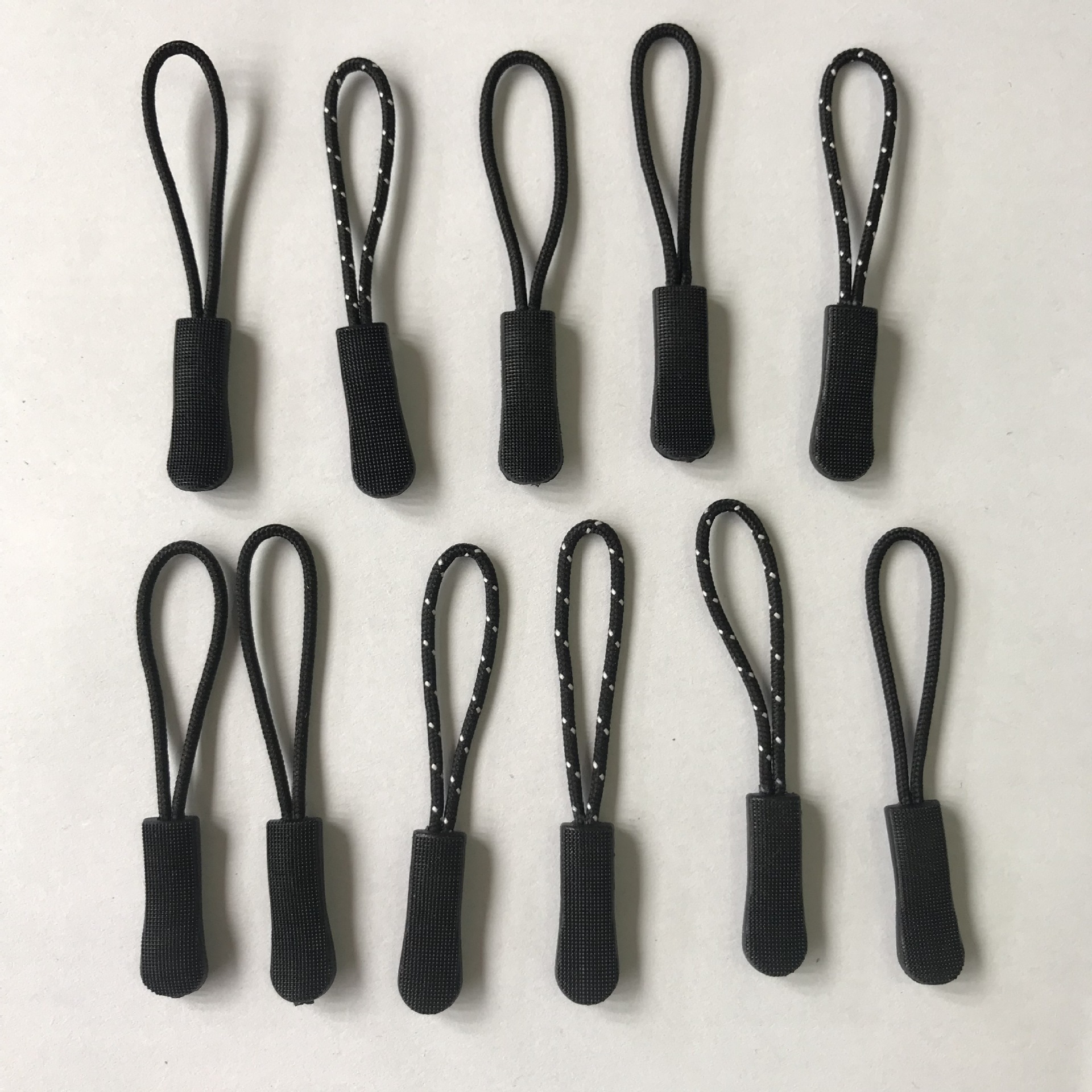 厂家直销塑料注胶吊绳拉尾拉头绳各式拉头拉绳注塑吊绳胶牌等产品