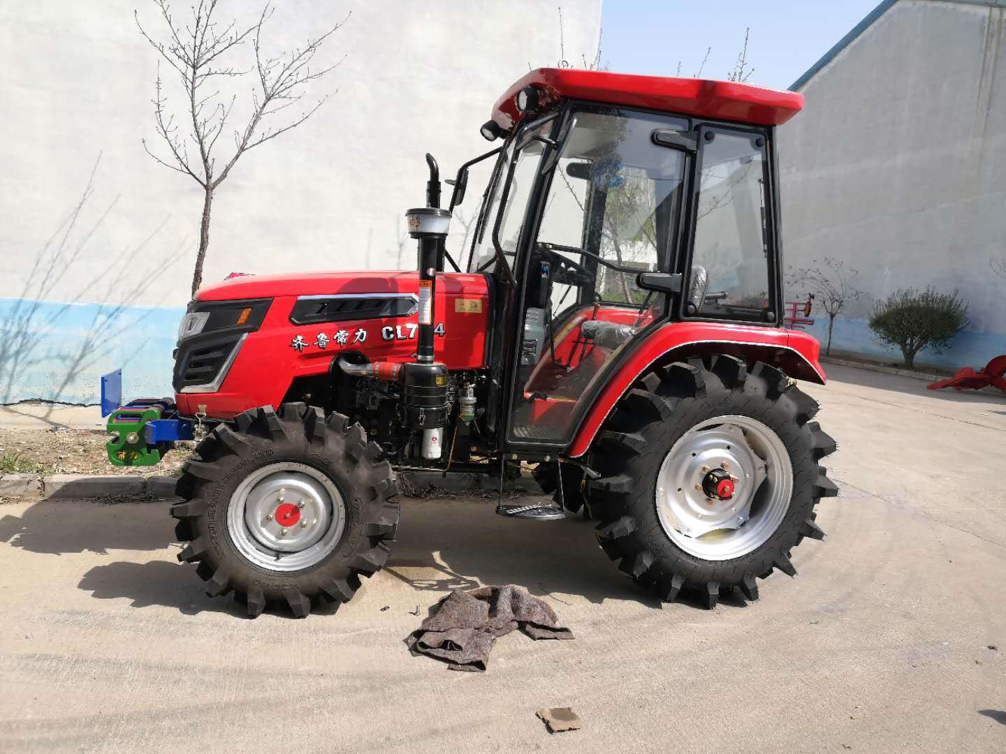 18马力两驱后驱动偏坐小型四轮松土机大棚里用的四轮拖拉机