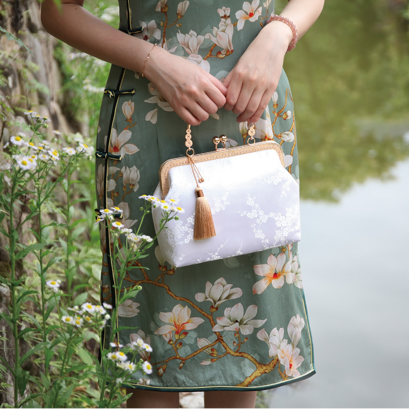 双姊妹手工复古简约优雅白梅手拎化妆包旗袍配包百搭国风妈妈包