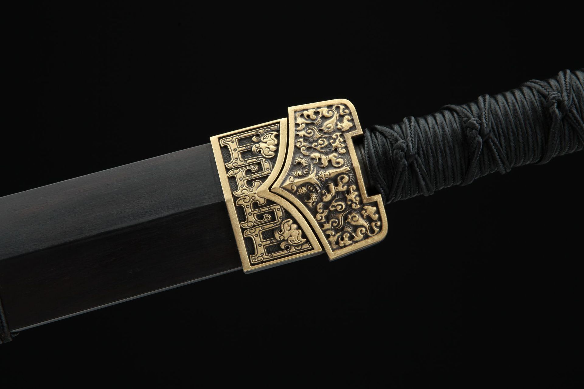 纹理清晰细腻,八面开细槽造型设计装具:纯铜精雕,精细打磨,做旧;剑鞘