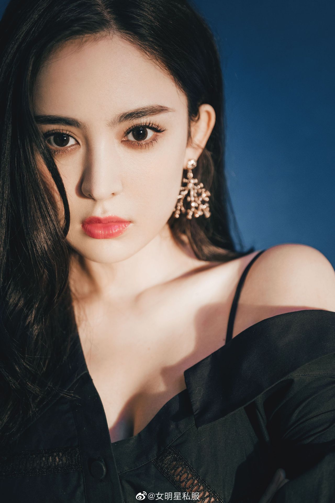 现货2021春夏新款娜扎明星同款甜美黑色休闲不对称蕾丝吊带连衣裙