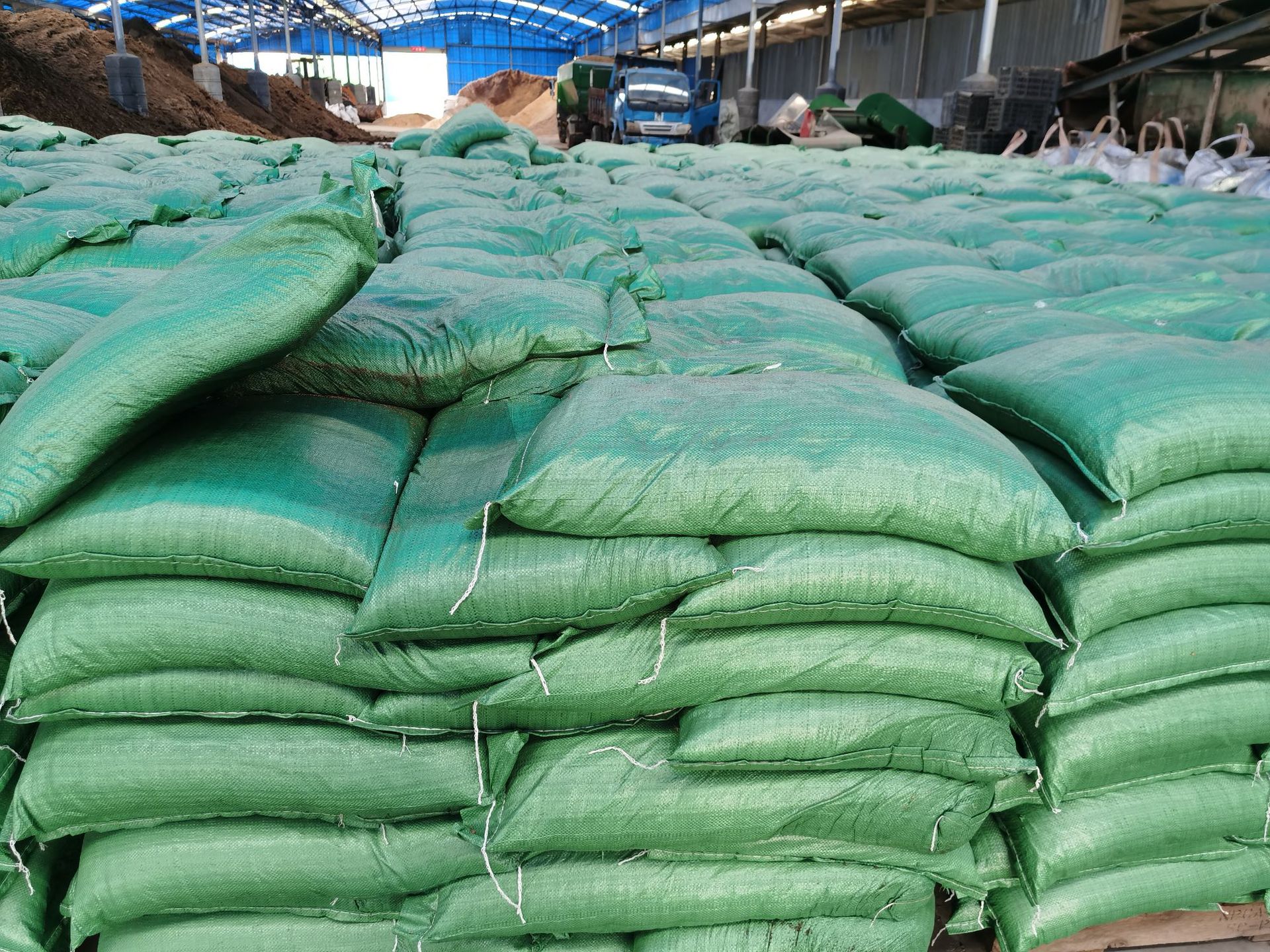 厂家现货批发发酵有机肥料营养土园林绿化土牛粪肥料营养基质土