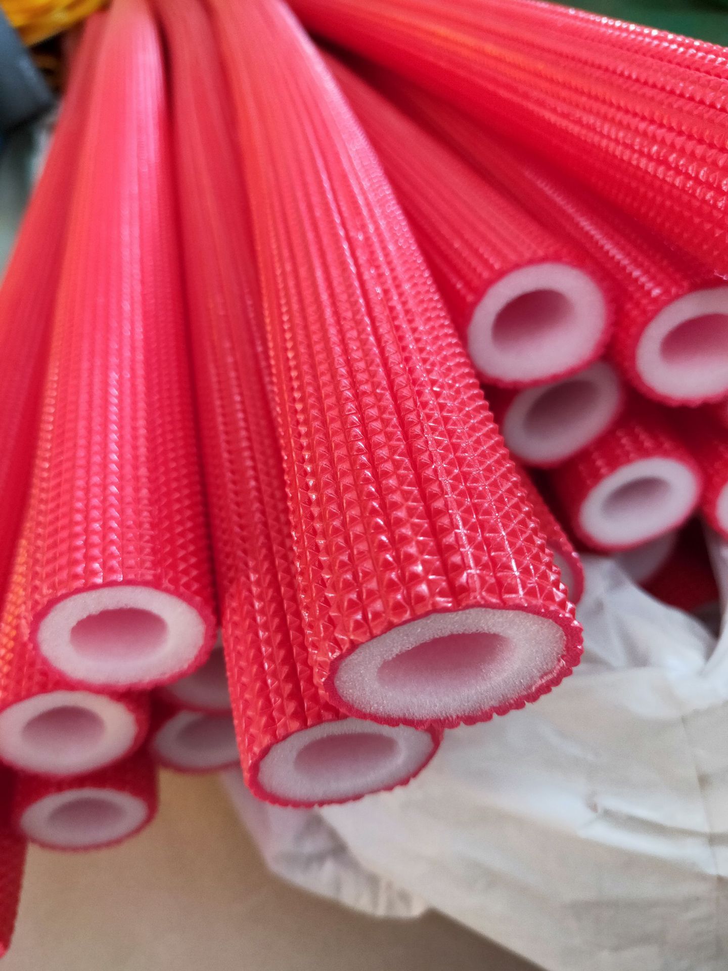 红蓝覆膜压花pe隔热材料 耐温防冻地暖隔热套 地热保温管