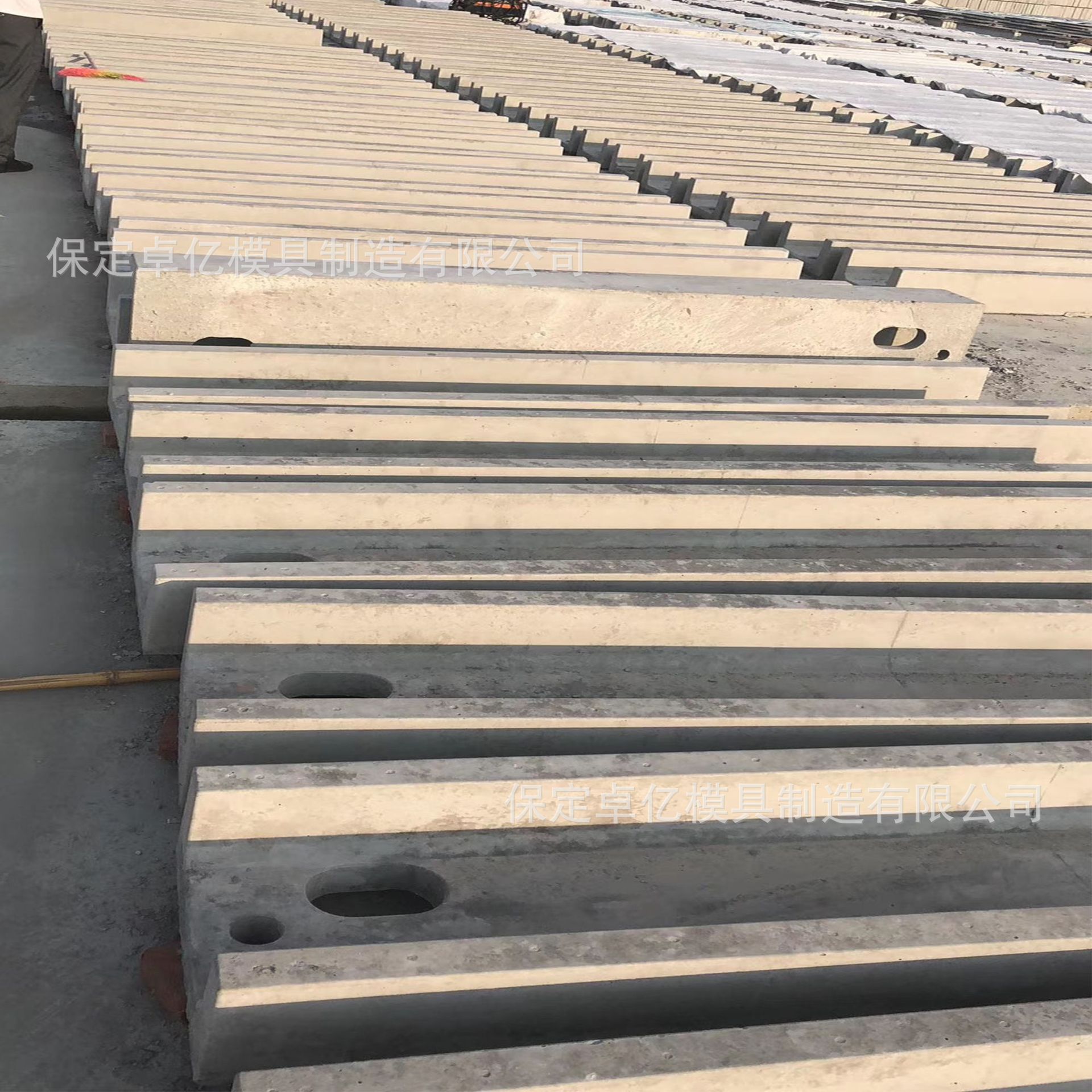 铁路高铁人行道电缆槽模具 t粱人行道u型槽模具 单槽电缆槽模具