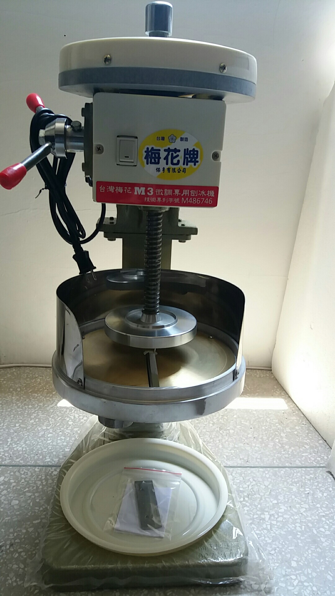 台湾m3梅花刨冰机/雪花绵绵刨冰机 电动碎冰机 商用沙冰机铜磨盘