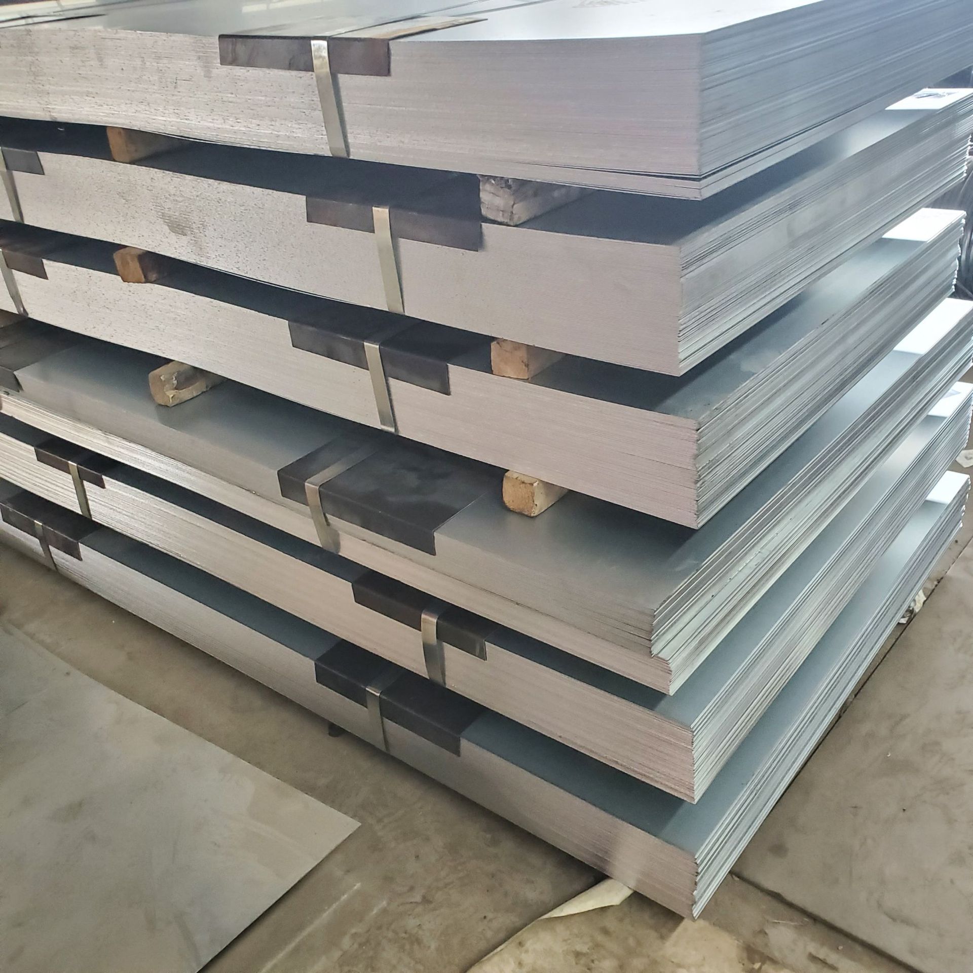 花纹板镀锌板 钢板冷板热板 定尺剪裁 冷弯加工楼梯踏板