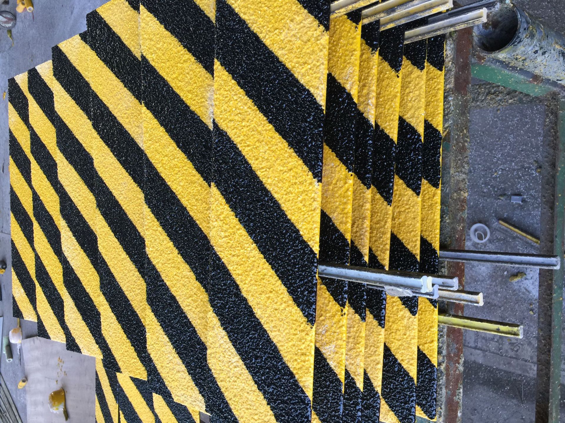 厂家直供玻璃钢防滑条,玻璃钢防滑板,楼梯踏步防滑