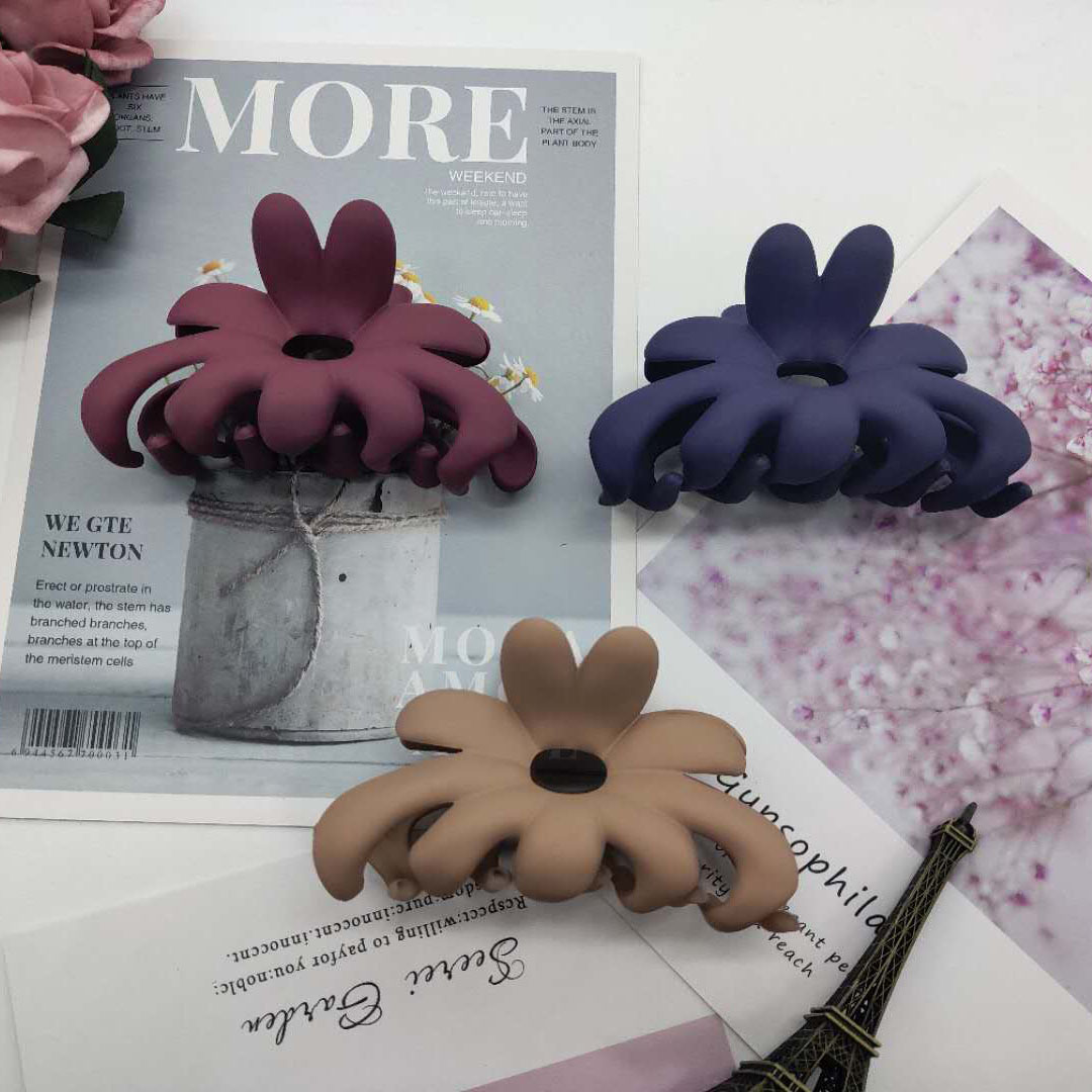 Factory Direct Sales Korean Hair Accessories Solid Color Frosted Lotus Claw Rubber Paint Barrettes Bath Grip Hair Clip