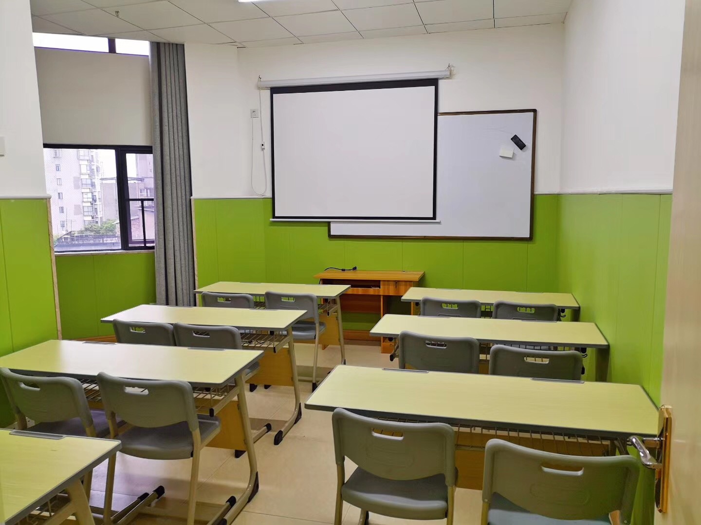 本厂大量生产中高端学生课桌椅,培训班课桌椅,辅导班单人课桌椅,学校