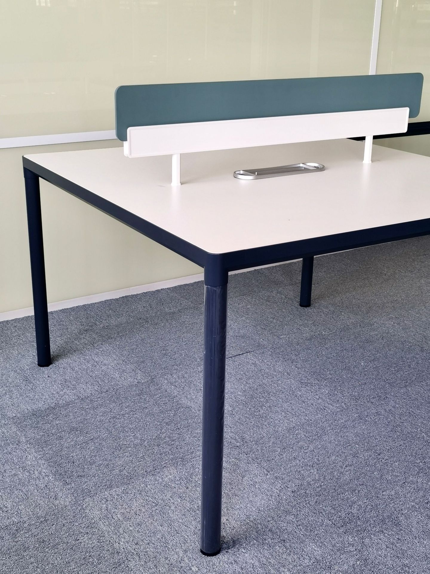 纯铝合金简约时尚办公桌上屏挡板功能梁屏风9厘夹板桌屏现货供应