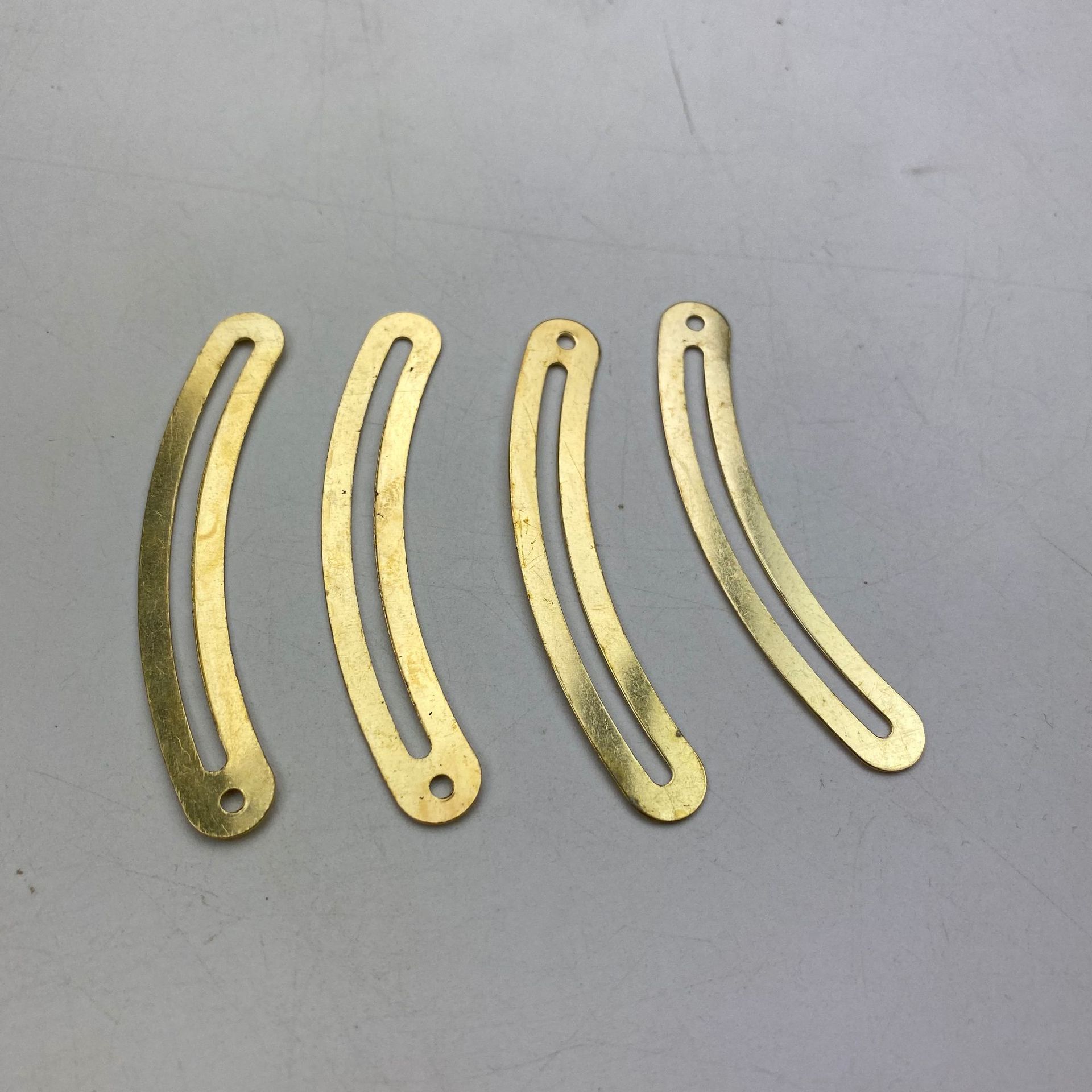 弯曲的木质酒盒月亮铁片