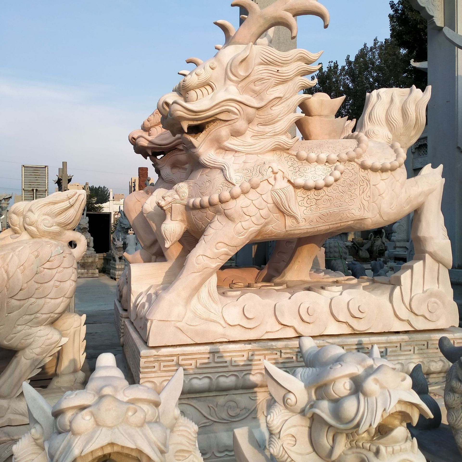 供应石雕晚霞红石麒麟 庭园酒店门口摆放青石石麒麟 汉白玉石麒麟