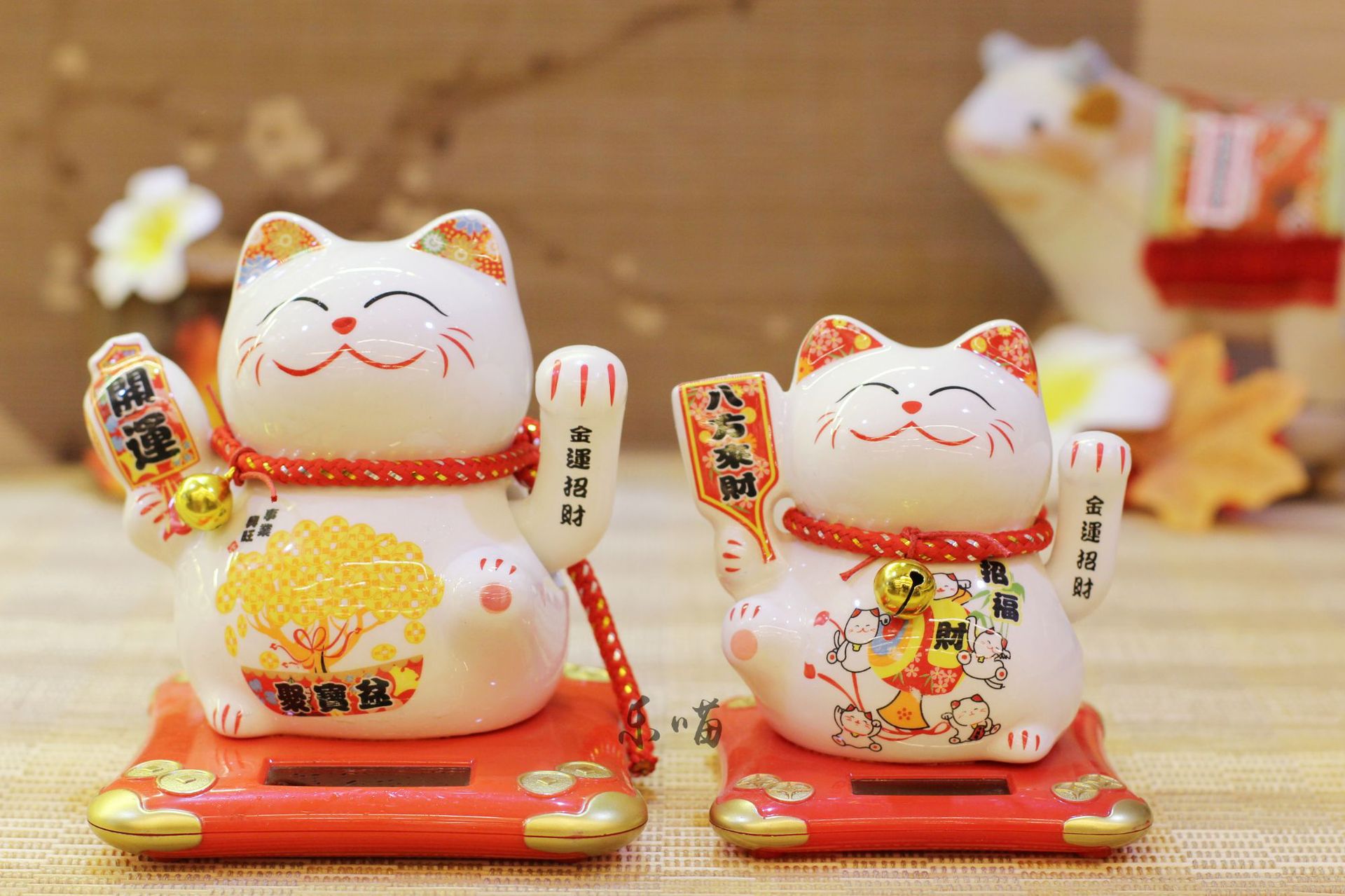 乐喵厂家直销 太阳能光能陶瓷摇手猫汽车摆件车载桌面摆件招财猫