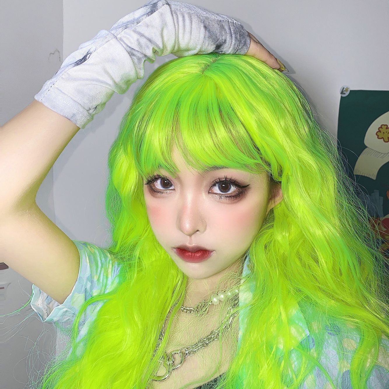 新款假发化纤发专供女士齐刘海荧光绿长卷发大波浪假发套厂家直销