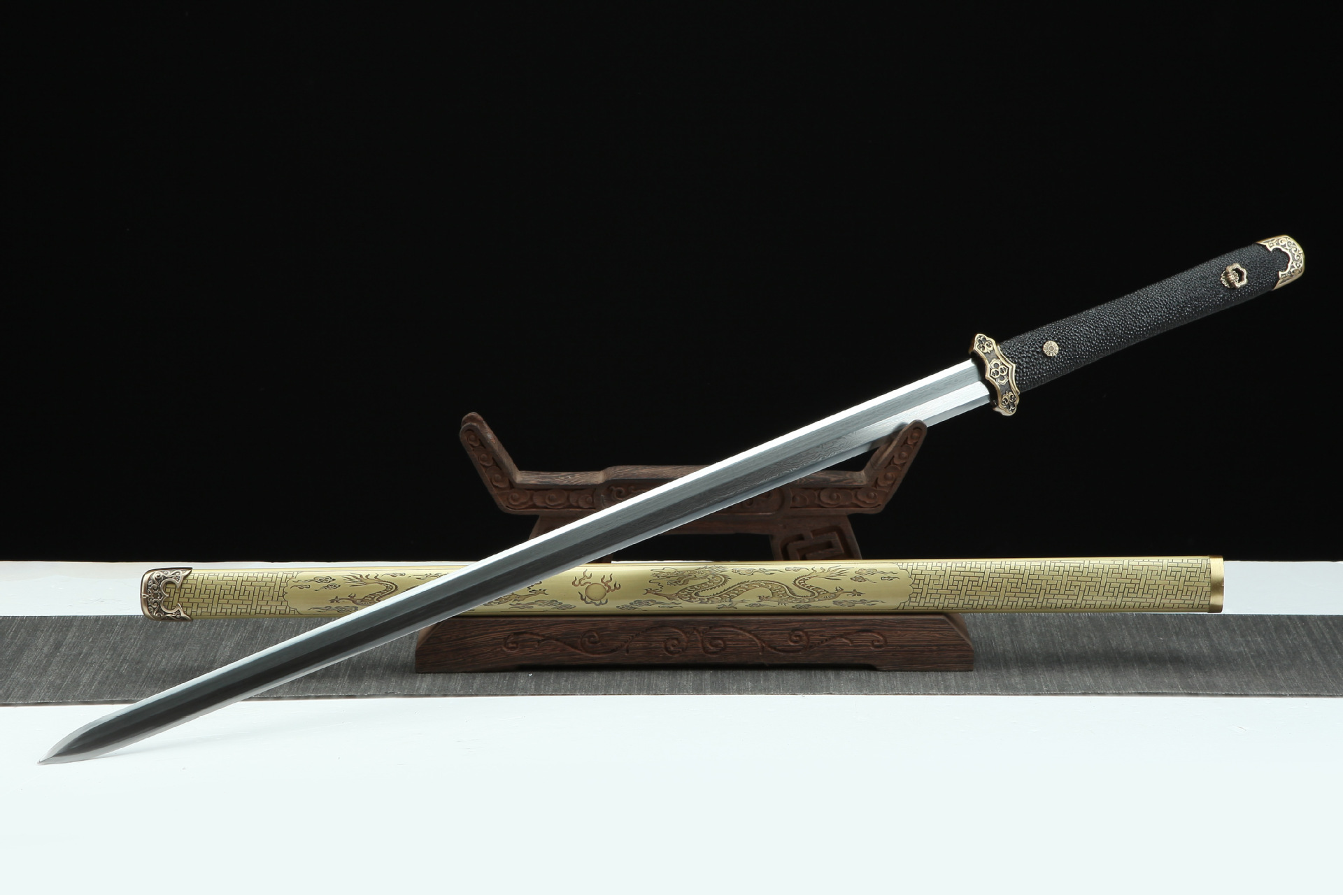 剑柄:包鲨鱼皮;剑身:百炼花纹钢,手工锻造,精细手磨剑鞘:纯铜手工包铜