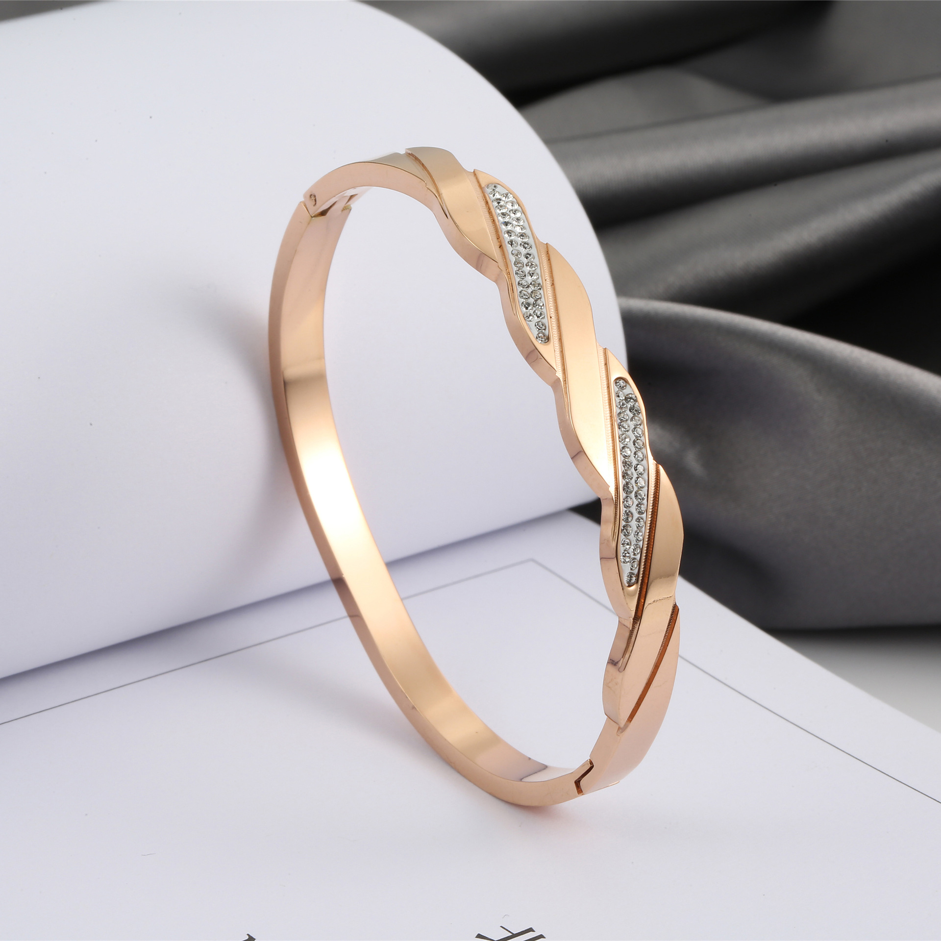 新款简约玫瑰金镶钻镯子女 时尚钛钢卡扣手镯 日韩百搭潮流饰品