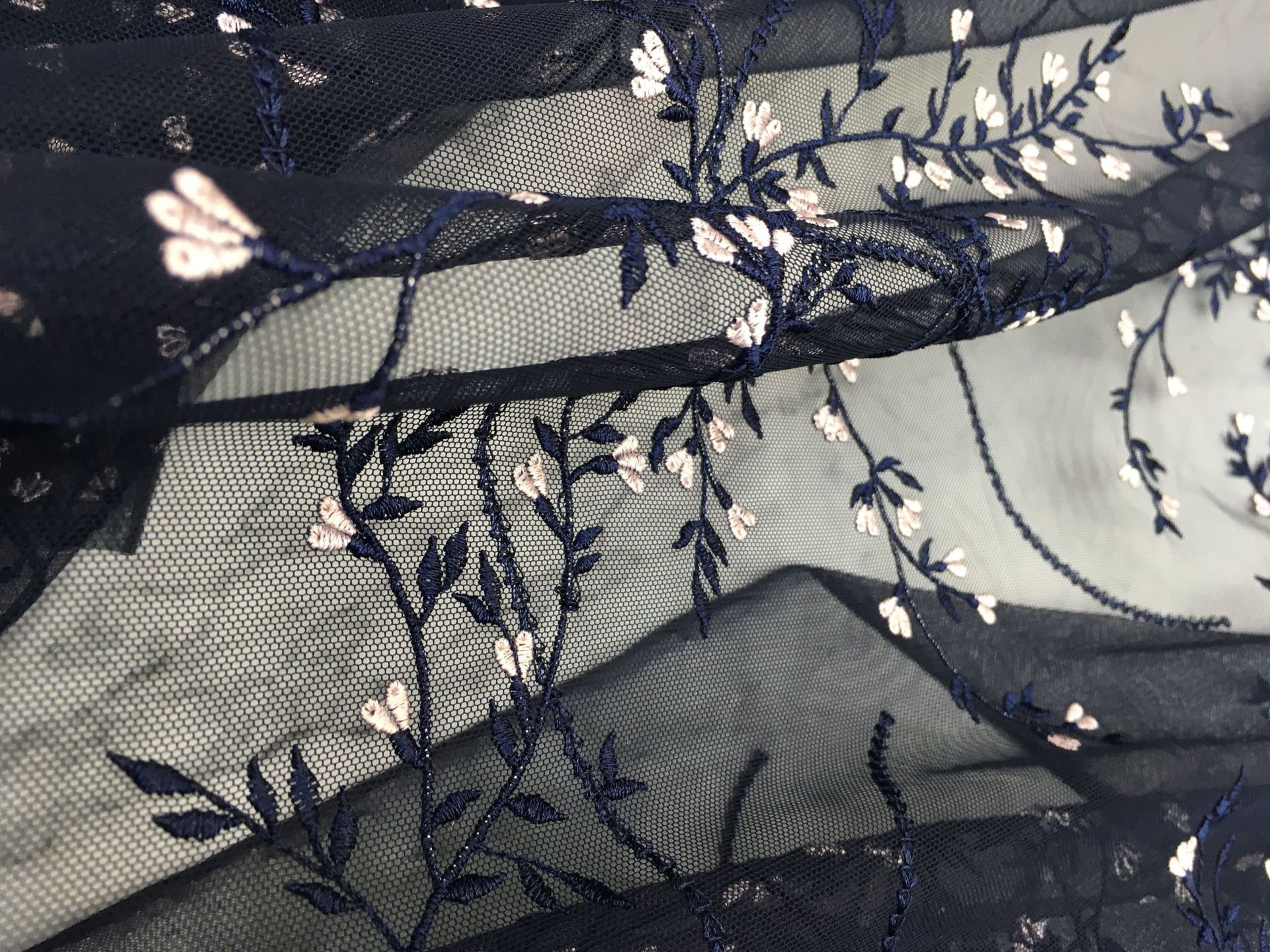 2021春夏 电脑绣花网布绣花网纱面料 高端精品服装连衣裙面料直销