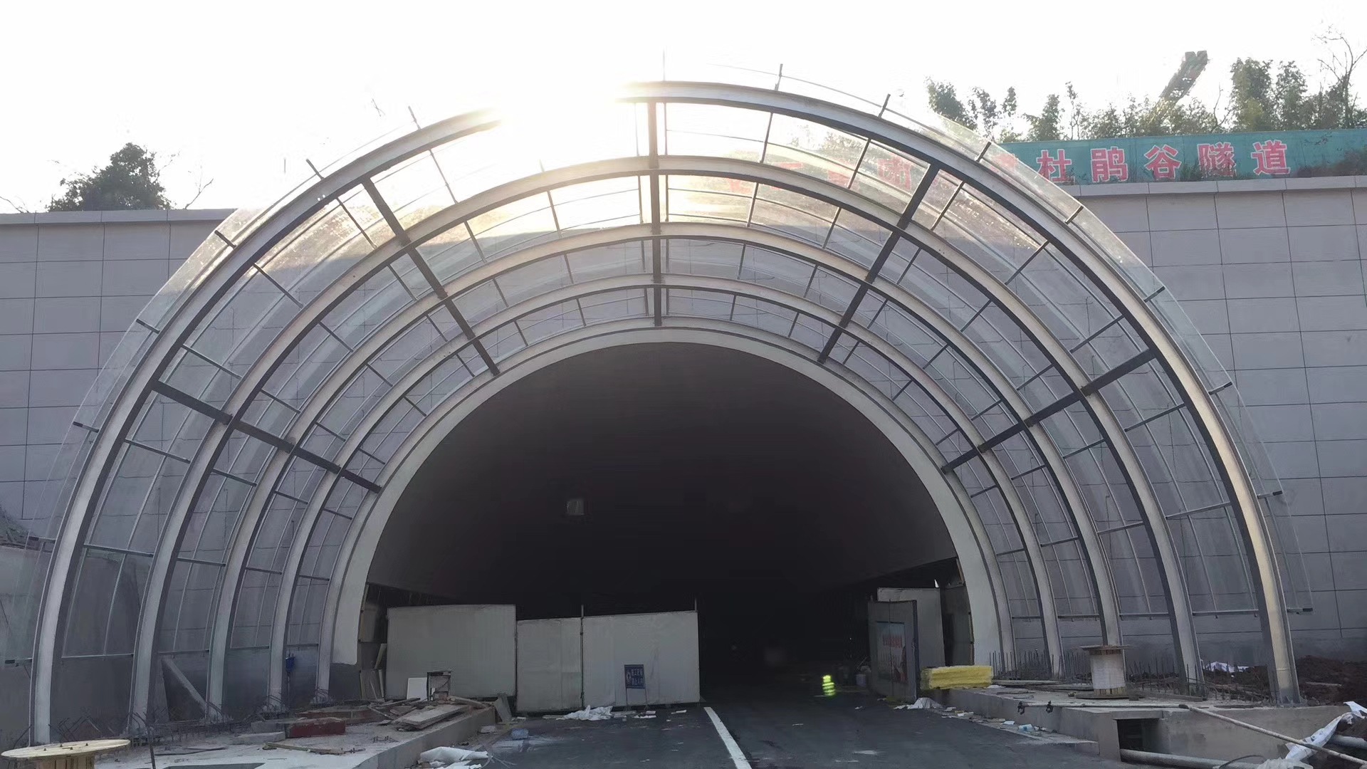 改善隧道洞口的景观,阳光板,耐力板,聚碳酸酯板隧道出入口减光带顶棚