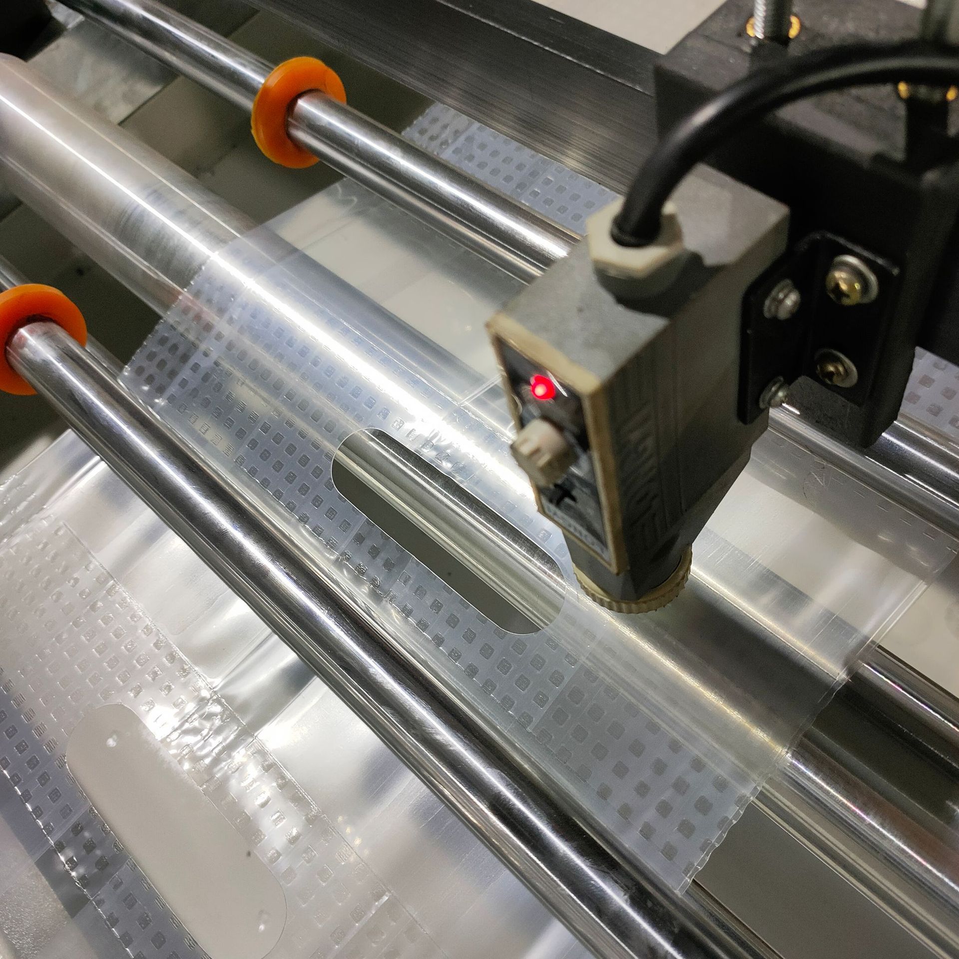 贴片牢固烫点清晰 三步进卫生纸袋制袋机 尿不湿卫生纸袋设备