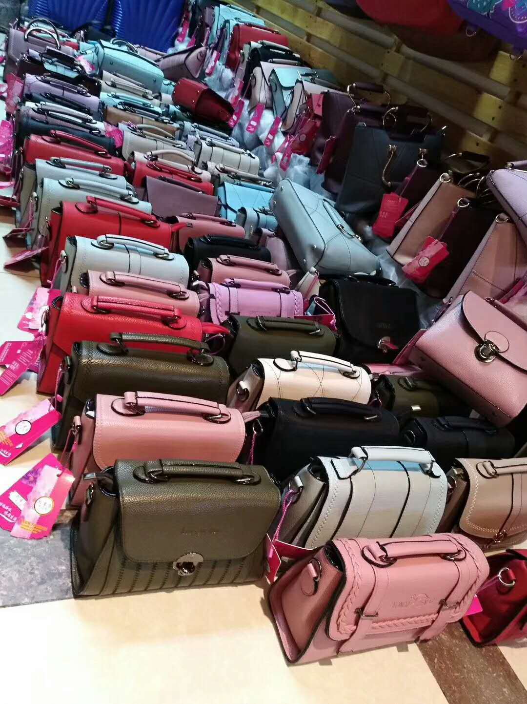 赶集庙会地摊货源新产品夜市跑江湖外贸库存包包处理直播货源网红