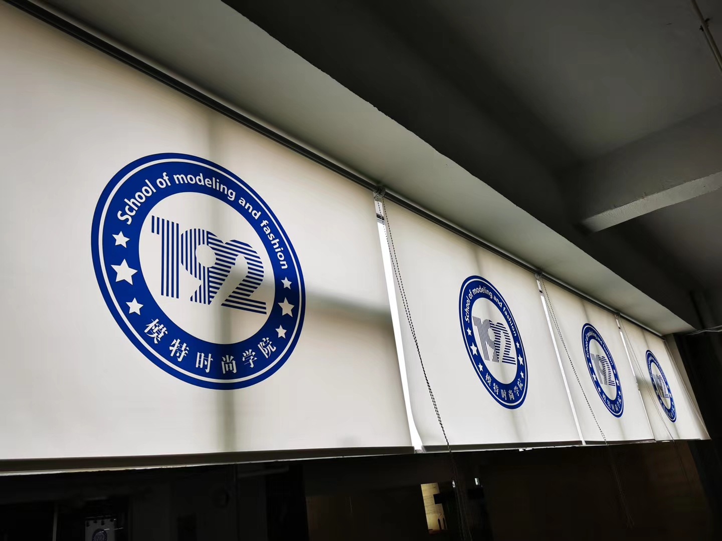 定制卷帘窗帘logo广告窗帘卷帘办公室遮阳光百叶窗帘工程板房卷帘