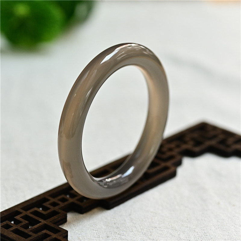 批发玉髓手镯 冰种灰玉髓圆条手镯 高冰原色烟灰色玛瑙手镯