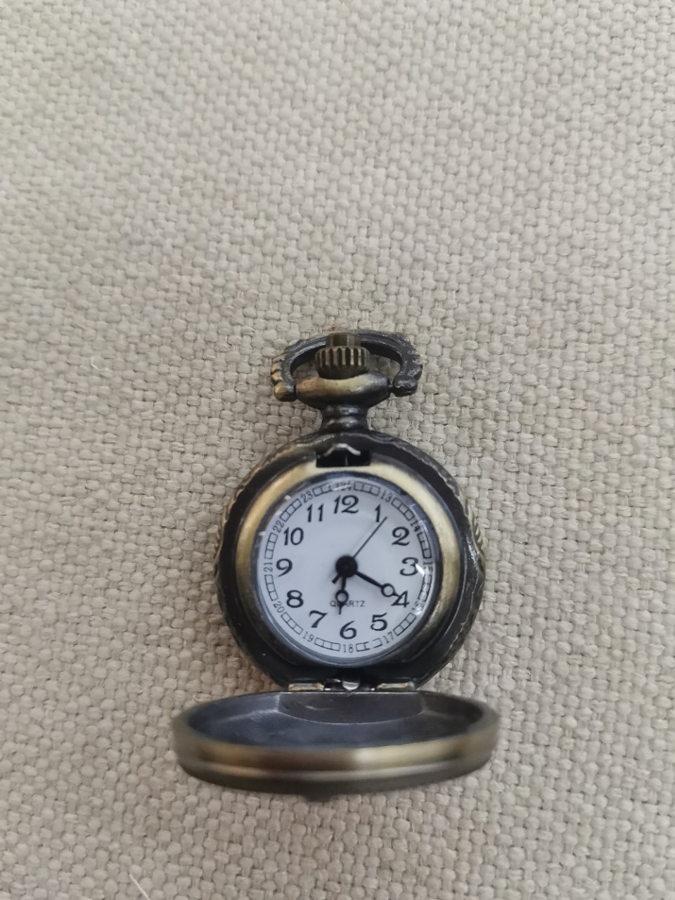 北京旅游老人纪念品万里长城浮雕翻盖小号怀表跑江湖地摊手表货源