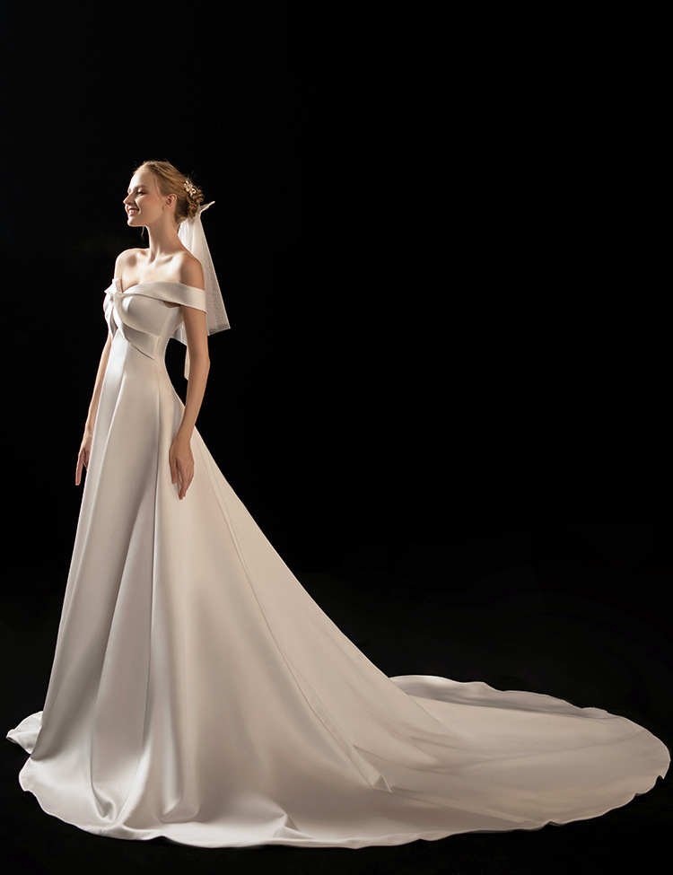 缎面婚纱2020秋冬季拖尾新娘气质简约一字肩法式轻婚纱女一件代发
