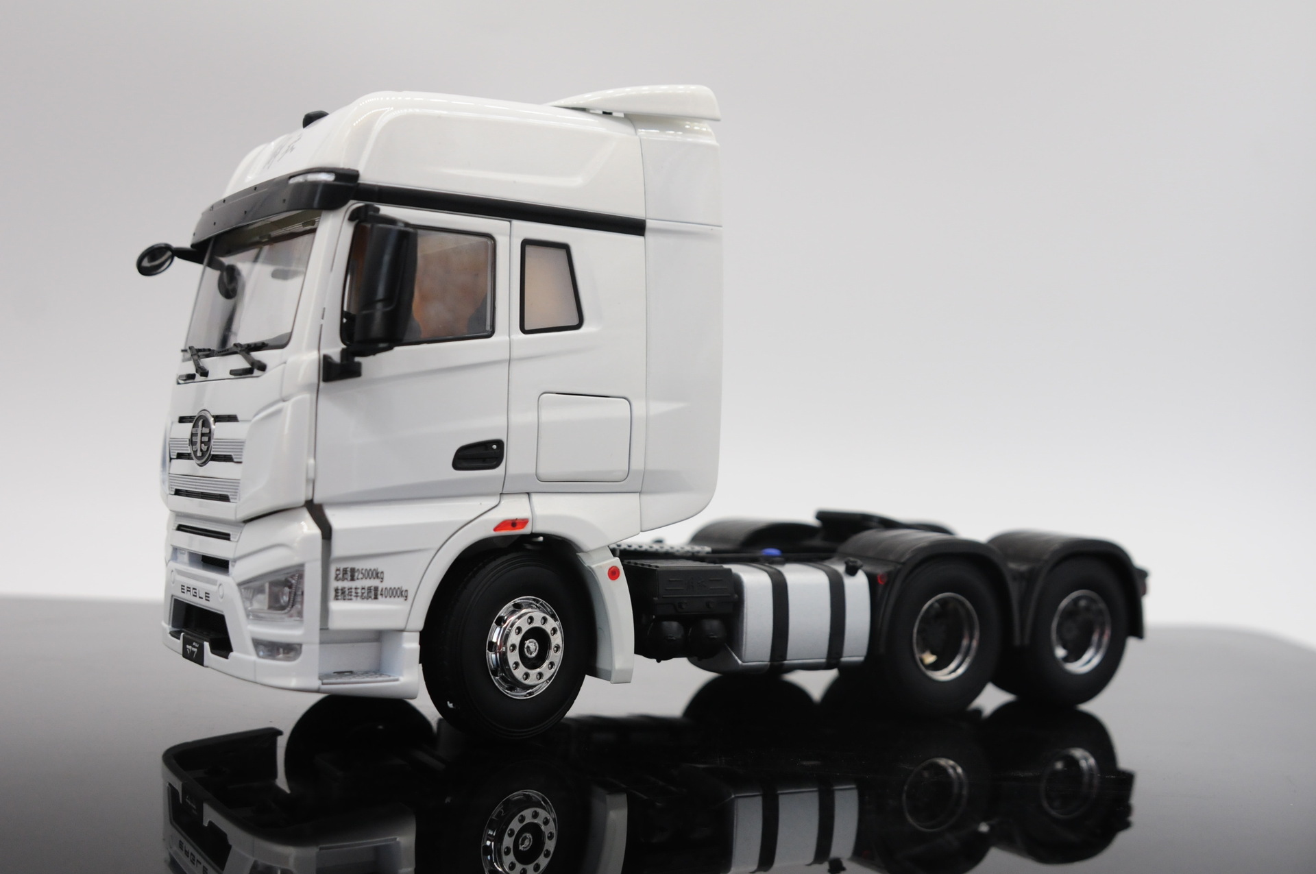 爆款厂家 解放j7 1:24牵引拖头牵引车工程车模型卡车车模跨境收藏