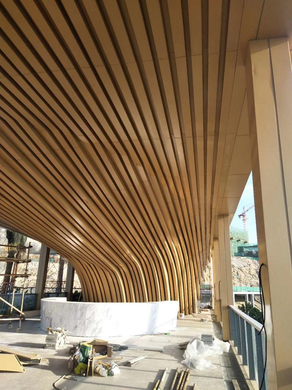 木纹铝单机 弧形铝单板幕墙 户外装饰木纹铝单板 密拼式铝板吊顶