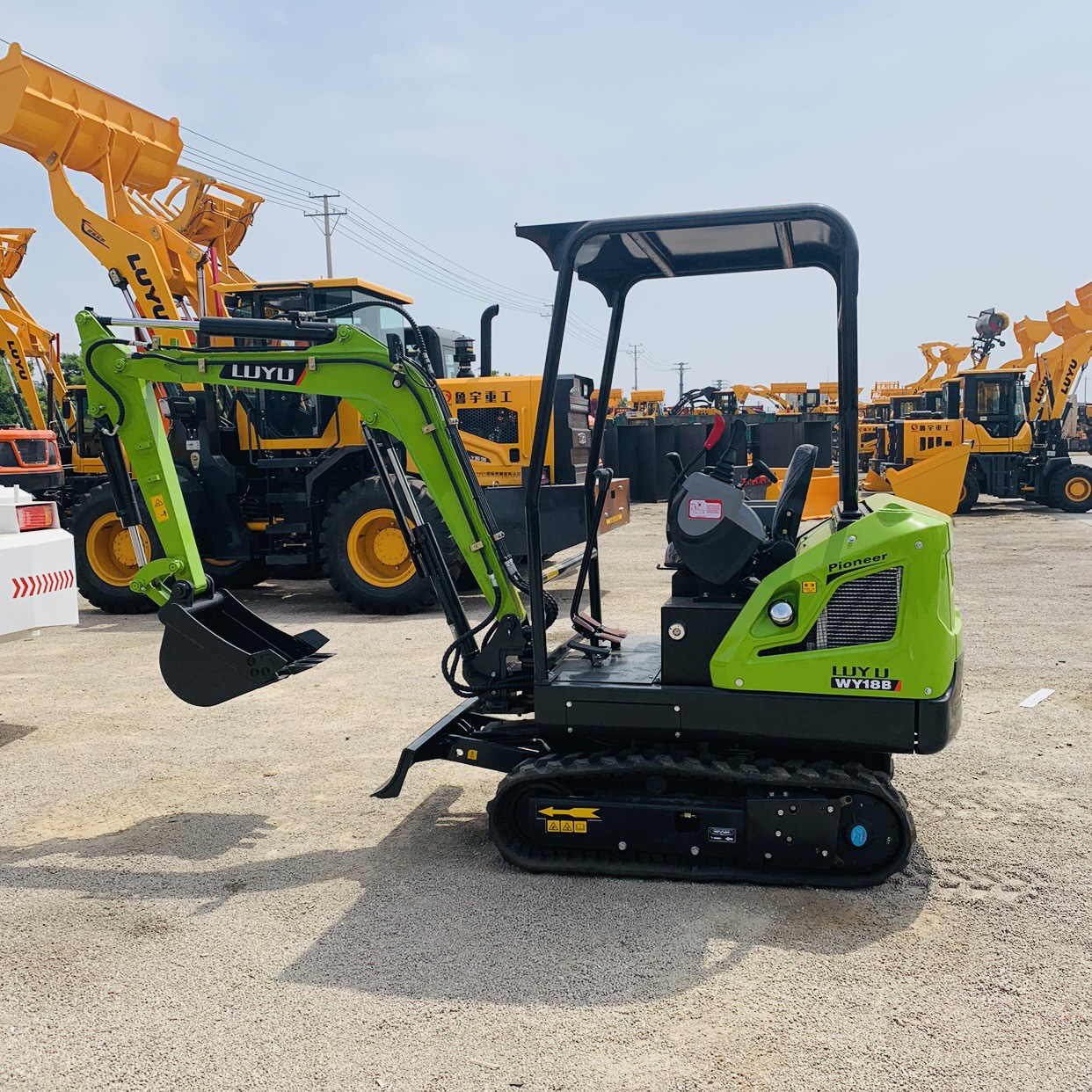 鲁宇先导操纵农用小型挖掘机多功能履带挖机果园专用小挖机