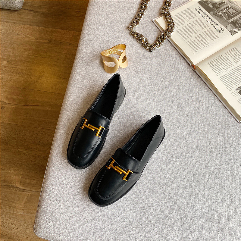 单鞋女2020年新款秋冬金属扣装饰圆头平底平跟英伦风小皮鞋