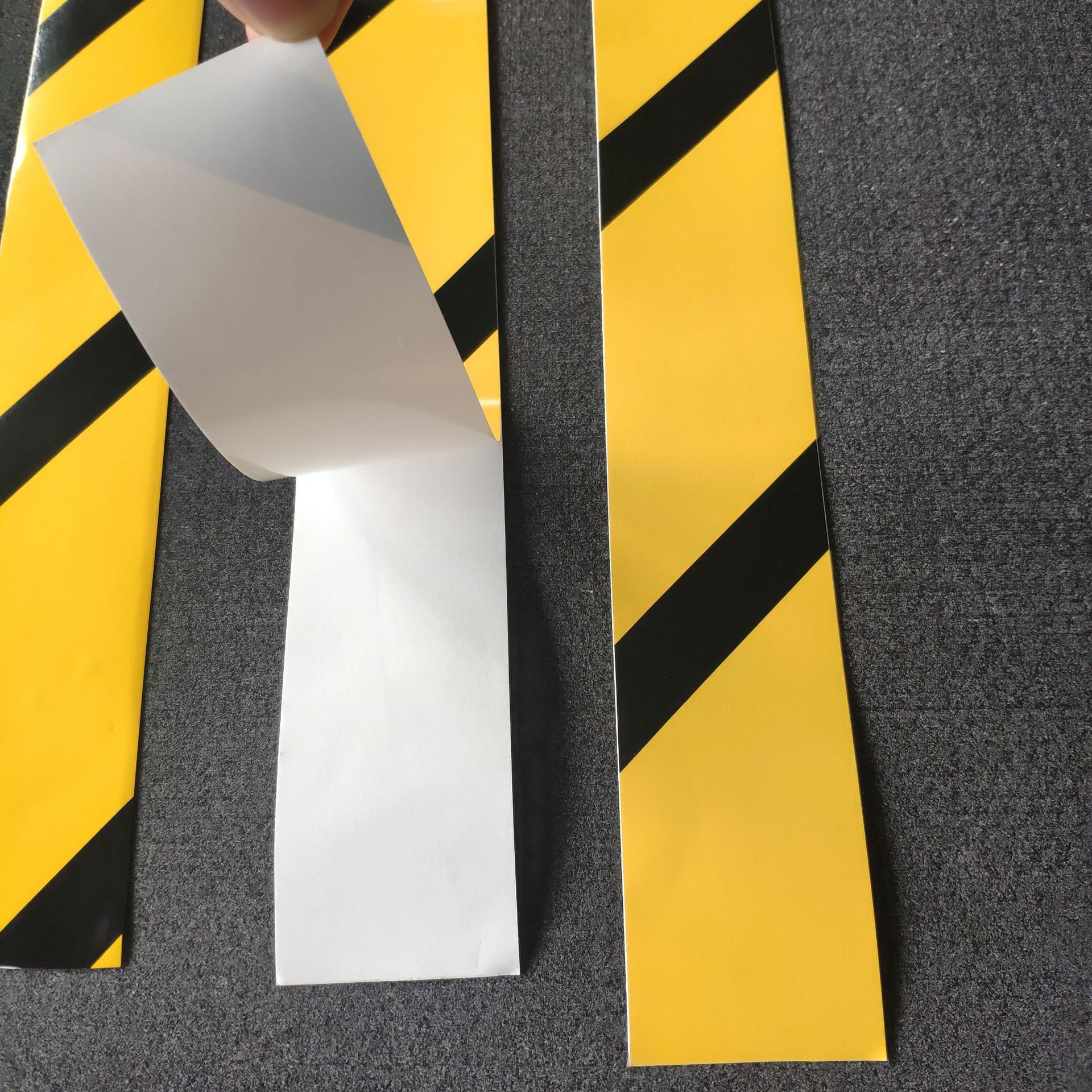 工厂定做pvc不干胶黑黄安全警示胶带条地贴带离心纸