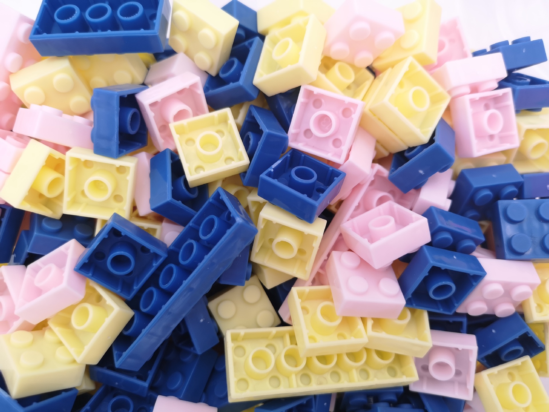 厂家直销环保塑料新款幼儿园小颗粒积木玩具早教儿童拼插积木收纳