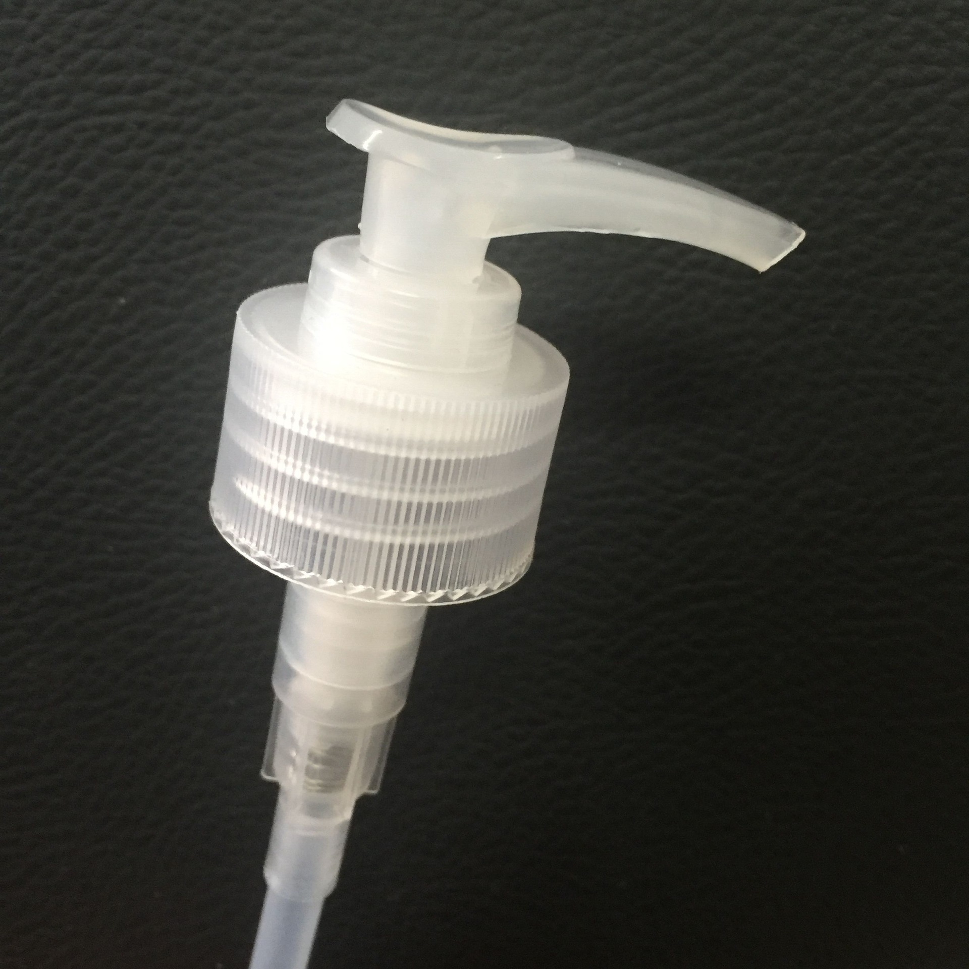 28牙按压泵头 洗手液乳液泵 化妆瓶泵头 按压螺纹泵 宁波现货供应