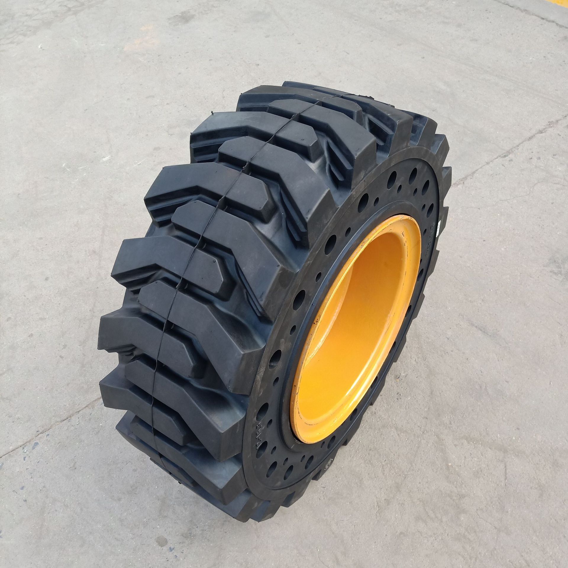 工程轮胎12-16.5可配9.75-15钢圈厂家批发三包滑移装载机实心轮胎