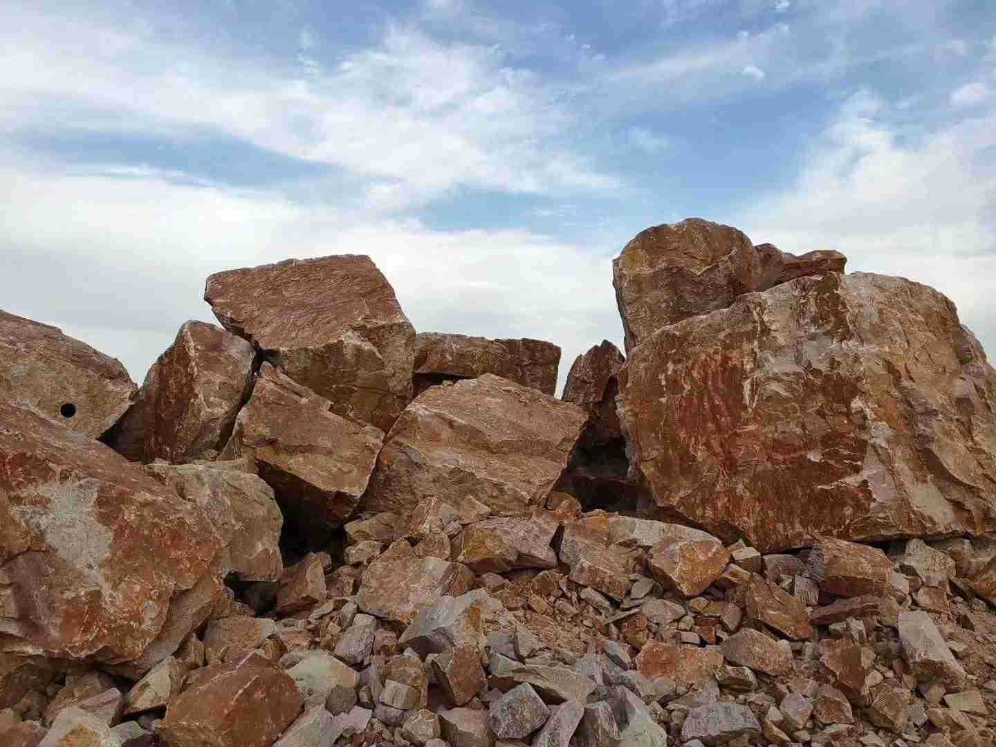 黄石块驳岸景石砌墙黄色文化石黄色假山景观奇石花园小块垒墙护土