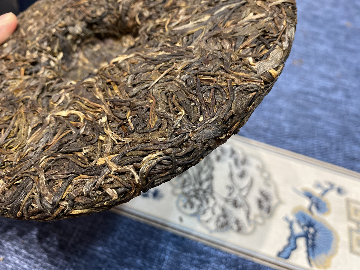 批发 云南普洱茶 2017年春茶 困鹿山 乔木大叶种gu树生茶饼 357g