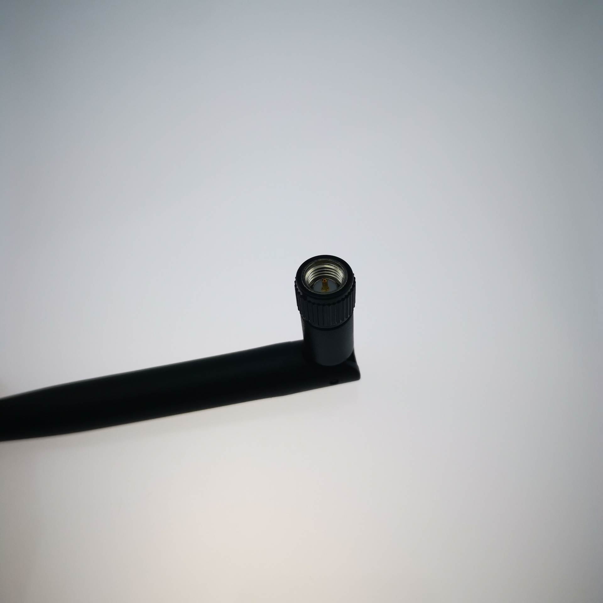 产品介绍 名称: 4g胶棒天线 频率:4g 增益:3dbi 接口:sma 尺寸:13*2