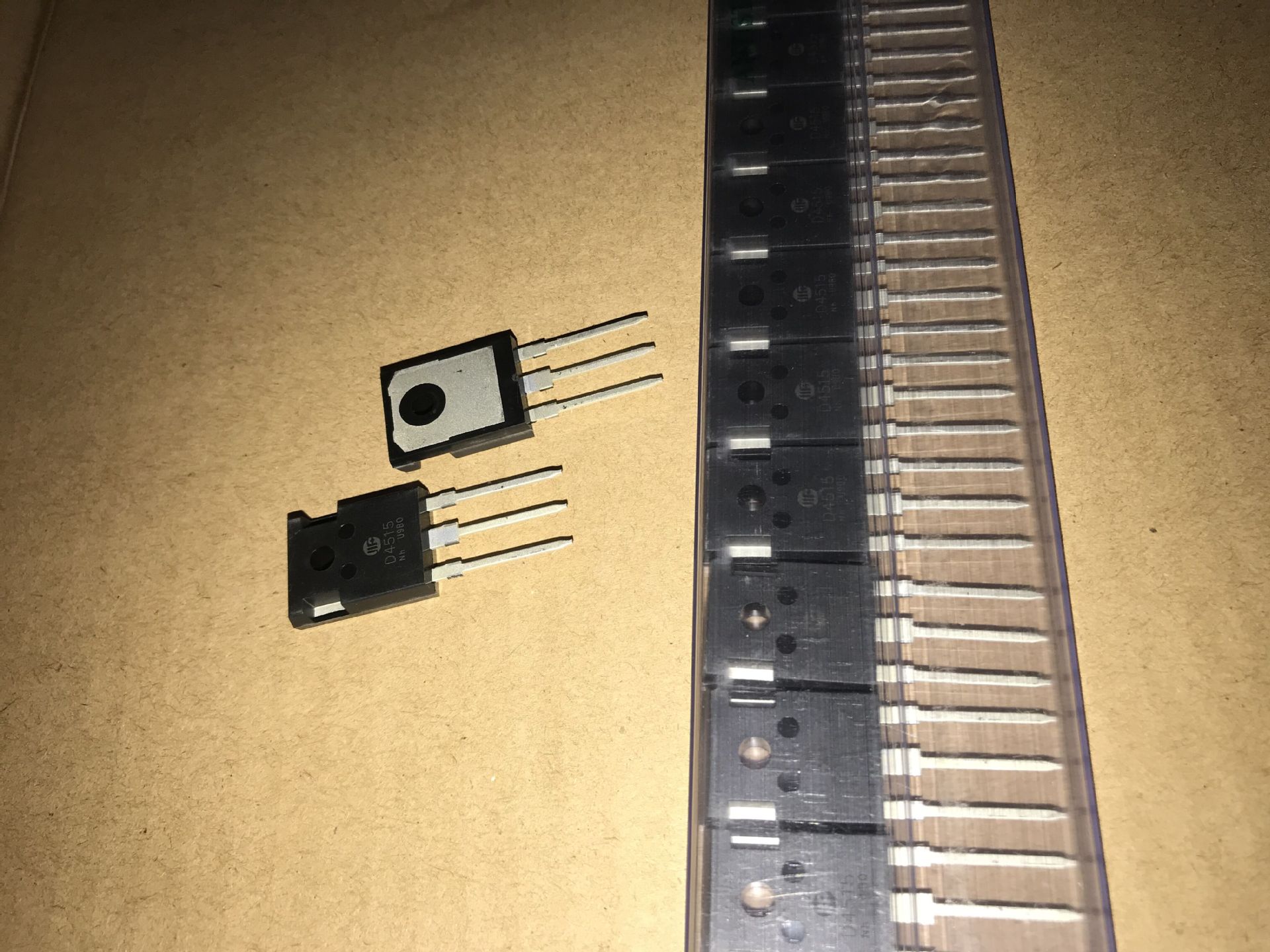 npn型高压功率开关晶体管400v15a120w的mos管3dd4515 封装to-247