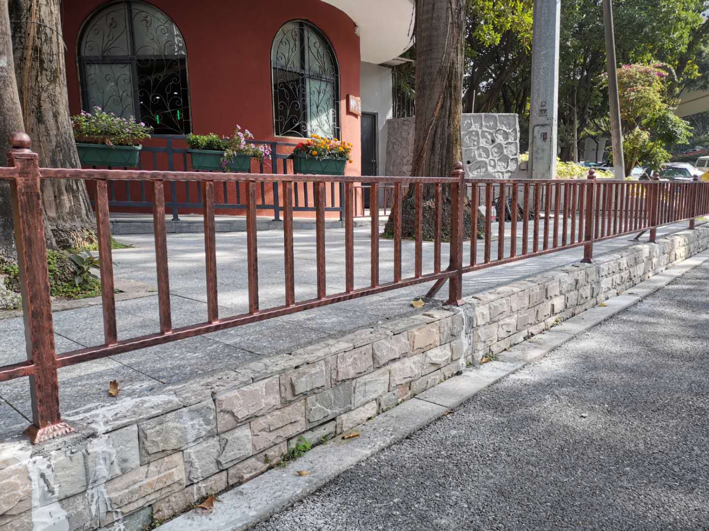 广东厂家定制防护烤漆铁艺栏杆批发简约中式马路隔离铁矮栅栏