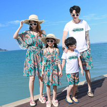 新款亲子装夏装海边度假一家三口家庭装露肩中长款波西米亚连衣裙